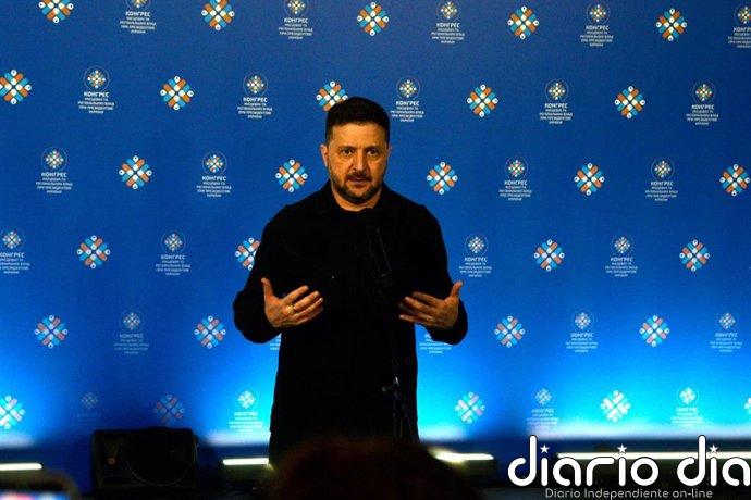 Zelenski afirma que Ucrania está por primera vez "suficientemente armada para defenderse de los ataques rusos"