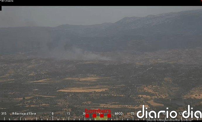 15 dotaciones de Bombers trabajan en un incendio de vegetación agrícola en Vinebre (Tarragona)