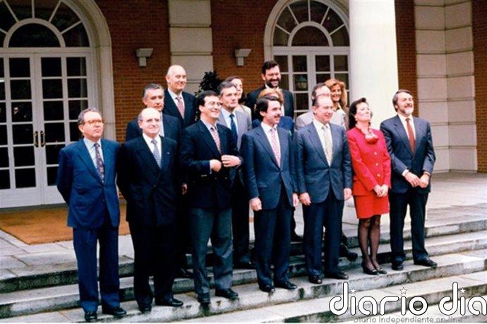 30 años de la investidura de Aznar: de los pactos con nacionalismos y el "España va bien" a tener ministros imputados