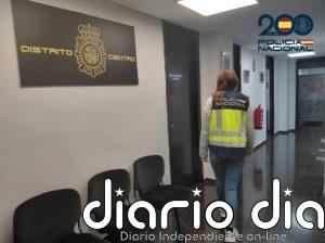 A prisión por robar en el interior de ocho vehículos y efectuar compras con tarjetas bancarias ajenas