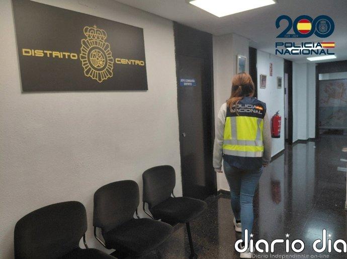 A prisión por robar en el interior de ocho vehículos y efectuar compras con tarjetas bancarias ajenas