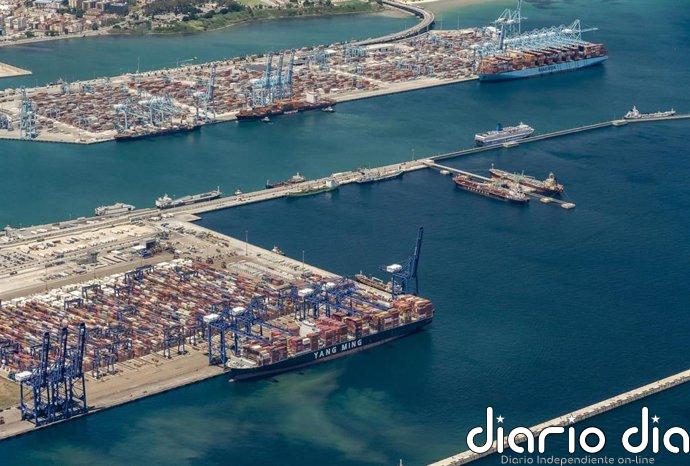 Activado un operativo para contener un vertido de 22.000 litros de aceite de palma en el puerto de Algeciras (Cádiz)