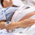 Adelantar el parto en embarazadas con hipertensión reduce casi a la mitad las complicaciones graves