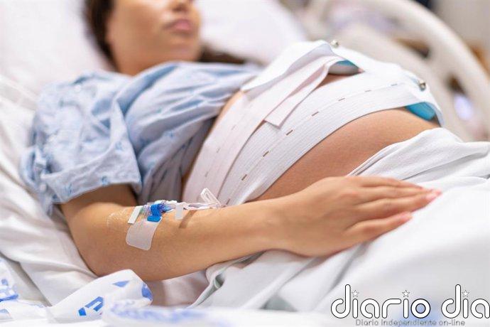 Adelantar el parto en embarazadas con hipertensión reduce casi a la mitad las complicaciones graves