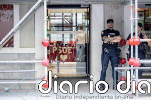 Agentes de la UCO salen de la sede del PSOE tras 12 horas recabando información del 'caso Leire Díez'