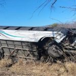 Al menos once muertos y más de 30 heridos tras volcar un autobús turístico rumbo a un balneario en Nayarit (México)