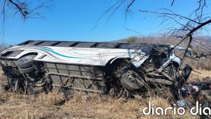 Al menos once muertos y más de 30 heridos tras volcar un autobús turístico rumbo a un balneario en Nayarit (México)