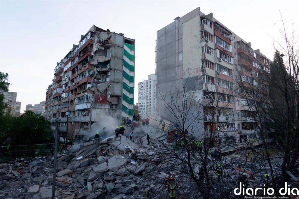 Al menos un muerto y 16 heridos en un nuevo ataque masivo con misiles y drones rusos contra Kiev (Ucrania)