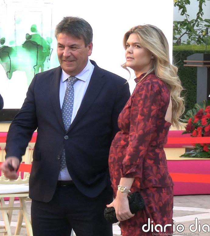 Alejandra Ruiz de Rato, embarazada de su segundo hijo. Espartaco, orgulloso abuelo, lo confirma