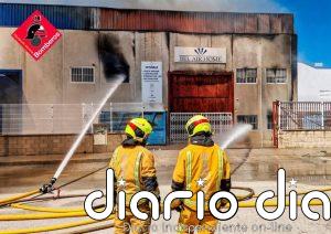 Alicante.- Sucesos.- Un incendio daña parte del interior de una nave de palets en Almoradí
