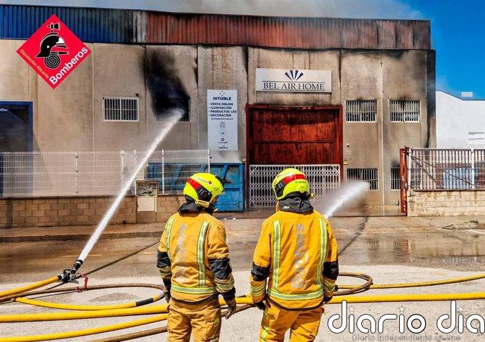 Alicante.- Sucesos.- Un incendio daña parte del interior de una nave de palets en Almoradí