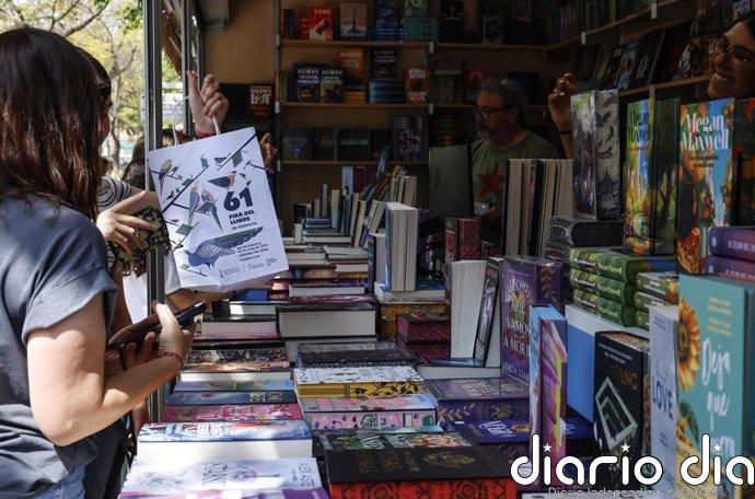 Allice Kellen y Joana Marcús confirman las predicciones y logran colas de récord en la Fira del Llibre de València