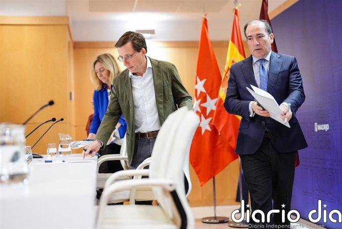 Almeida insiste en que en Montecarmelo se estaban ejecutando "vestuarios" y asevera que no pararán obras del parque