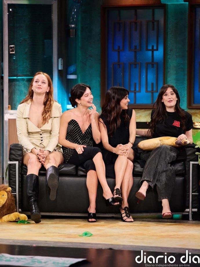 Anna Castillo convierte los leggings capri en el nuevo básico de invitada sofisticada