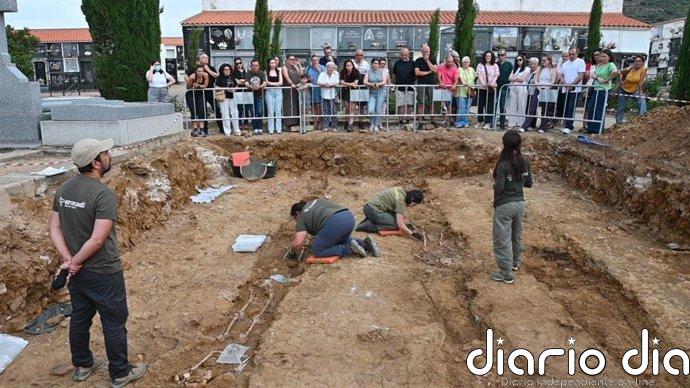 Aparecen restos de hasta 11 personas en una fosa clandestina en el cementerio de Castuera (Badajoz)