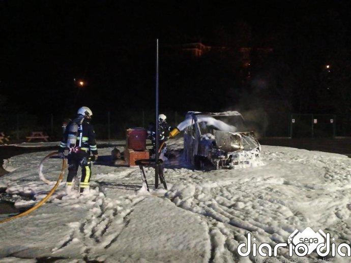 Arde una furgoneta camperizada en Siero