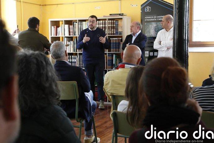 Barbón inaugura la nueva biblioteca popular de Casomera (Aller),
