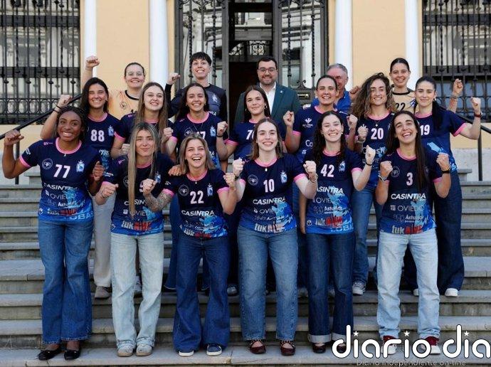 Barbón recibe al Lobas Global Atac Oviedo tras su ascenso a la máxima categoría nacional del balonmano femenino