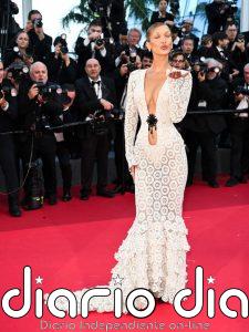 Bella Hadid rescata el vestido crochet de Jane Birkin en Cannes y lo defiende con un 'beauty look' contemporáneo