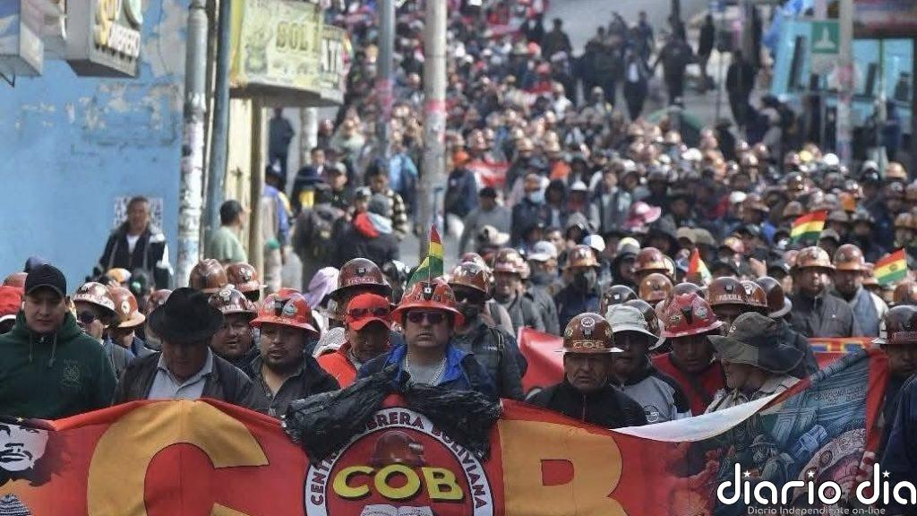 Bolivia está paralizada por semanas de bloqueos en las vías