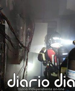 Bomberos de la Diputación extinguen un incendio en un cuadro eléctrico en el Hipercor de Arroyo (Valladolid)