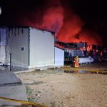 Bomberos extinguen un incendio en una granja de pollos vacía en Sinarcas