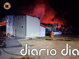 Bomberos extinguen un incendio en una granja de pollos vacía en Sinarcas