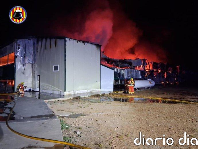 Bomberos extinguen un incendio en una granja de pollos vacía en Sinarcas