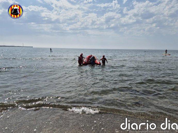 Bomberos rescatan en Sagunt a dos personas tras un accidente de un hidroavión a 500 metros de la costa