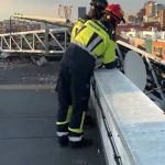 Bomberos retiran una antena de 20 metros que cayó sobre la cubierta de un edificio sin dejar heridos