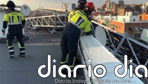 Bomberos retiran una antena de 20 metros que cayó sobre la cubierta de un edificio sin dejar heridos