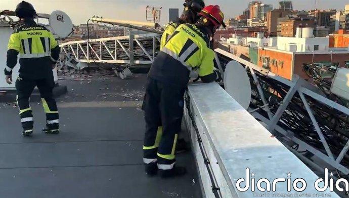 Bomberos retiran una antena de 20 metros que cayó sobre la cubierta de un edificio sin dejar heridos