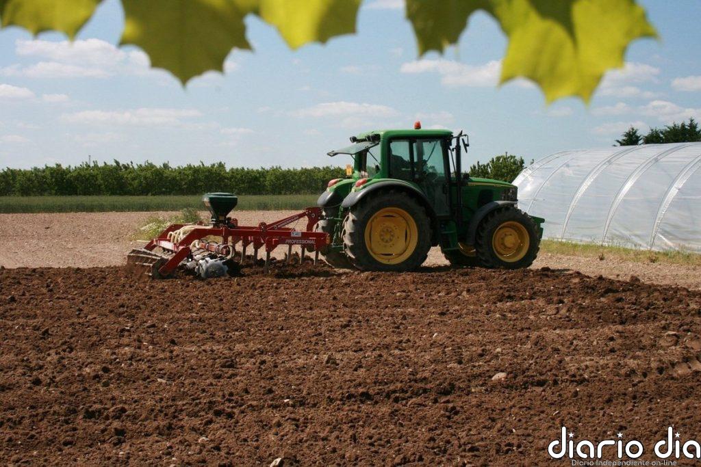 Bruselas promete ayudas a los agricultores antes del verano para paliar el alza de los fertilizantes