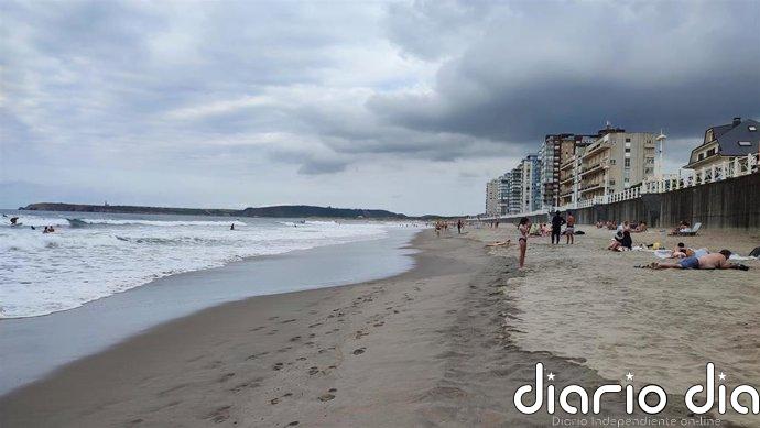 Buscan a una persona desaparecida en la playa de Salinas (Castrillón) tras ser rescatadas otras cinco por dos surfistas