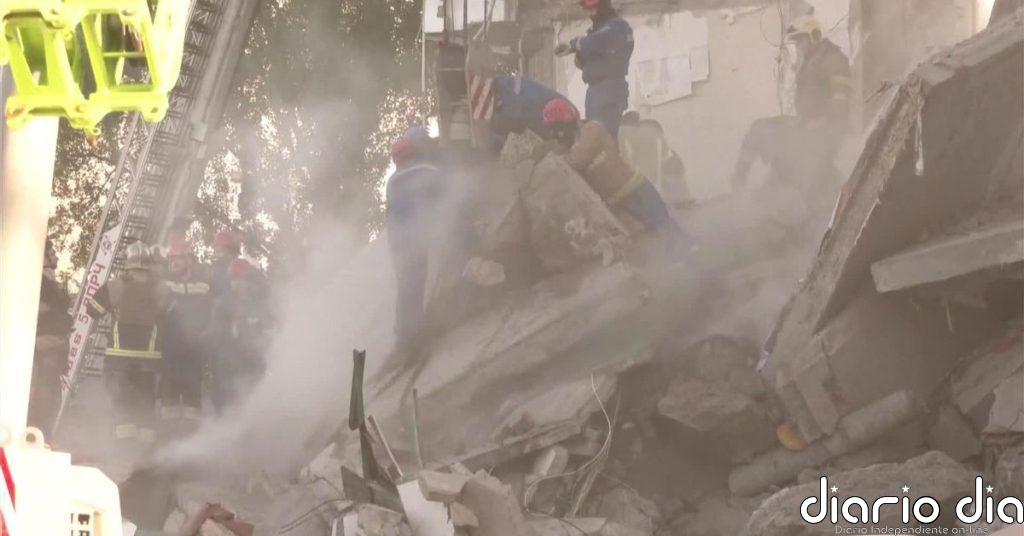 Buscan supervivientes en un edificio residencial de Kiev tras un ataque ruso
