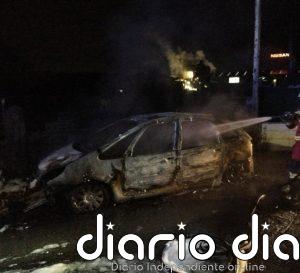 Calcinado un vehículo en Los Corrales de Buelna