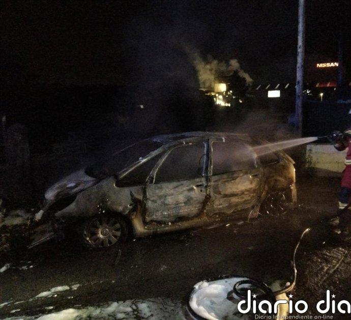 Calcinado un vehículo en Los Corrales de Buelna