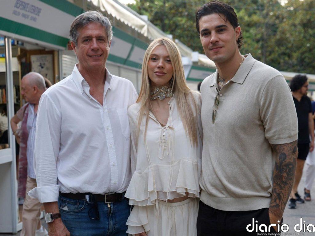Carlo Costanzia padre arropa a su nuera, Alejandra Rubio, en la Feria del Libro y presume orgulloso de su futura nieta