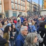Cerca de 400 personas protestan frente al Ayuntamiento de Guadalajara contra el aumento de la zona azul