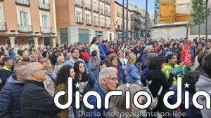 Cerca de 400 personas protestan frente al Ayuntamiento de Guadalajara contra el aumento de la zona azul
