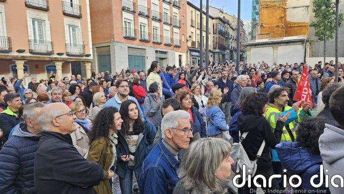 Cerca de 400 personas protestan frente al Ayuntamiento de Guadalajara contra el aumento de la zona azul