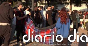 Cientos de fans pasan la noche a las puertas del recinto de Barcelona donde Bad Bunny arranca esta noche su gira por España