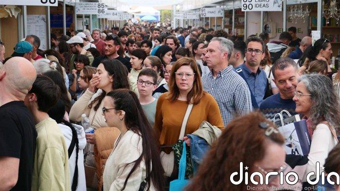 Cómics, thrillers y denuncia social atraen colas de lectores a la Fira del Llibre de València