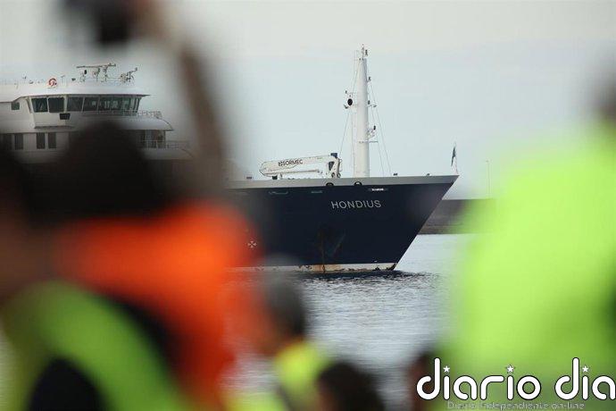 Comienza el desembarco de los pasajeros españoles del MV Hondius