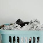 Cómo quitar las manchas de sudor de la ropa con productos que tienes en casa
