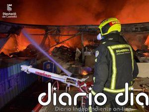 Controlado el incendio industrial de la empresa de La Vall d'Alba
