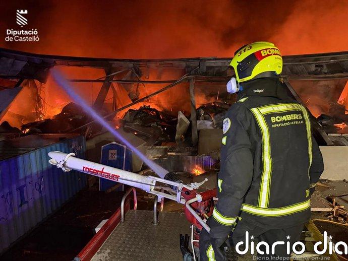 Controlado el incendio industrial de la empresa de La Vall d'Alba