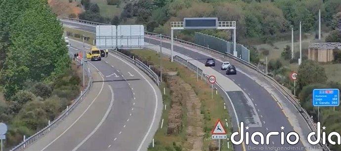 Cortada la A-6, en sentido Madrid, por la salida de vía de un turismo en Astorga (León)