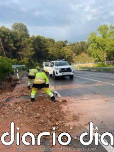 Cortado un tramo de la antigua N-3 en Siete Aguas por acumulación de lluvia y barro sobre la calzada