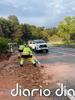Cortado un tramo de la antigua N-3 en Siete Aguas por acumulación de lluvia y barro sobre la calzada